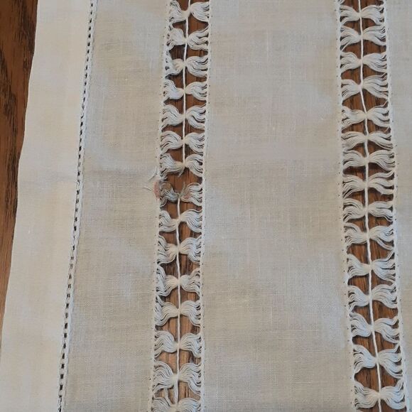 Vintage 32" sq. white tablecloth with beautiful gathered thread design. - Picture 6 of 6